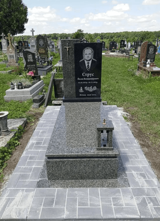 Виконана робота: встановлений пам’ятник з бруківкою навколо основи